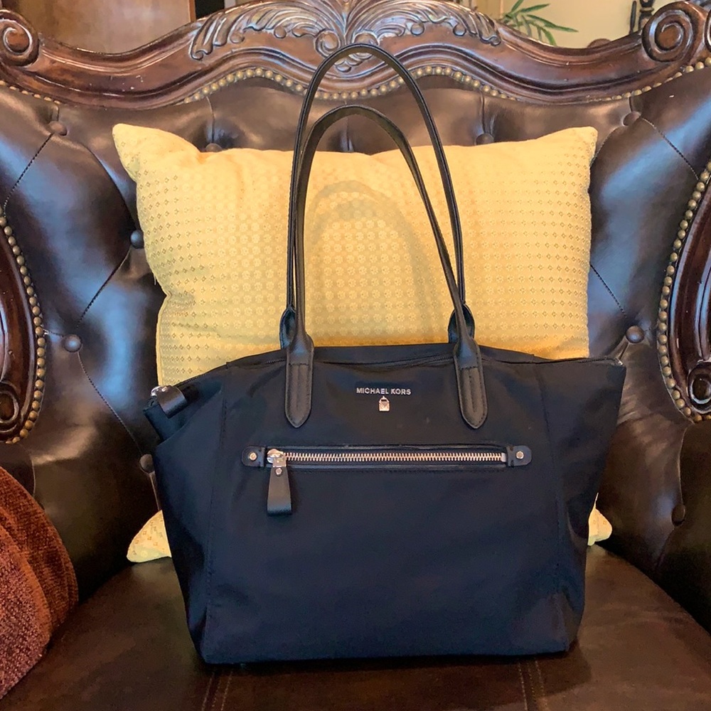 Excellent Condition Michael Kors Kelsey Medium Tote Travel Nylon Bag